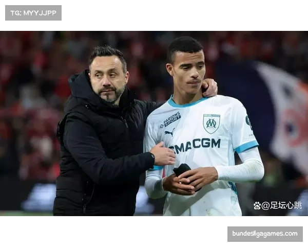 格林伍德助攻后与队友激情庆祝,马赛主场沸腾